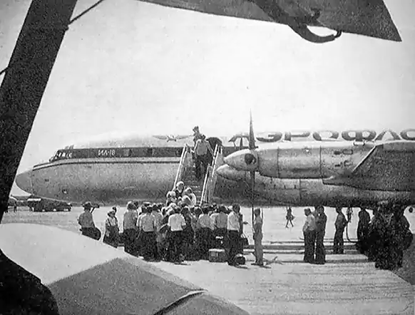 Посадка на рейс Актау (Шевченко)-Москва 1970-е года.Самолеты ИЛ-18 летали из Домодедово до 1983 года.