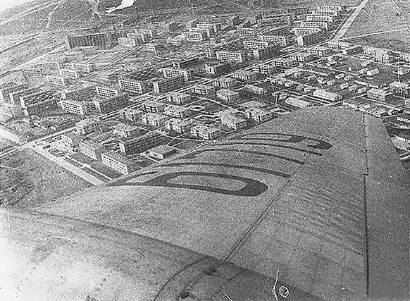 Город Актау (Шевченко) под крылом самолета 60-е года