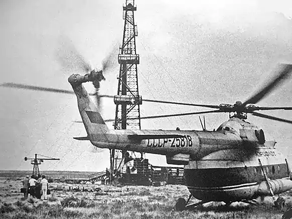 Вертолет МИ-8 на нефтяном месторождении Мангышлака (Мангистау) начало 1980-х годов.
