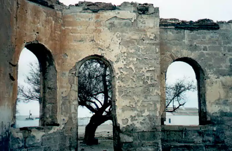 Развалины церкви в поселке Баутино