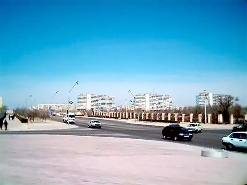 Вид на центральную дорогу и 11 микрорайон города Актау (Шевченко)