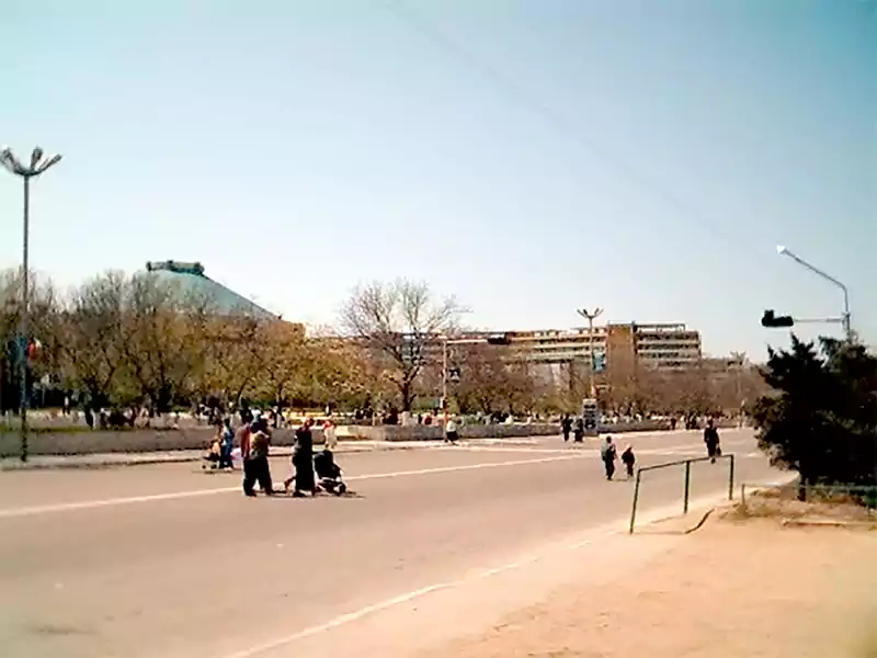 Вид на центральную дорогу и торговый центр Казахстан (ШУМ) в городе Актау (Шевченко)