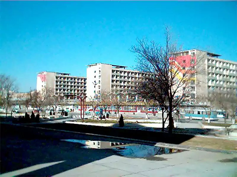Вид на общежитие Три богатыря в городе Актау (Шевченко)