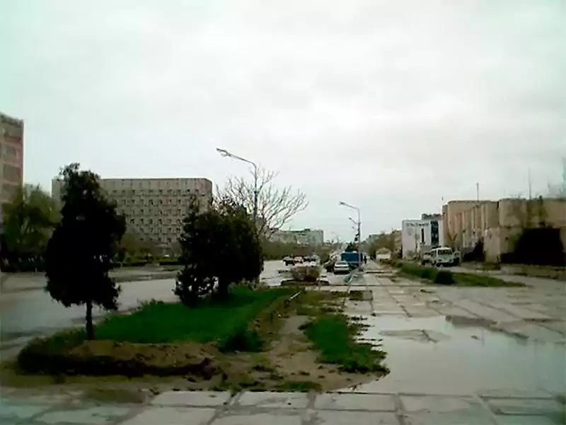 Вид на центральную дорогу между 7 и 8 микрорайонами в городе Актау (Шевченко)