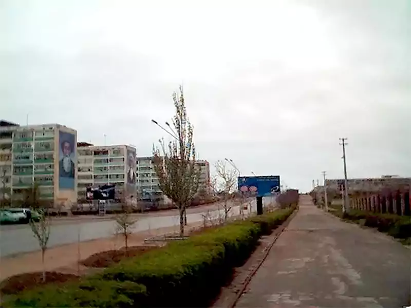 Вид на цетральную дорогу между 9 и 10 микрорайонами города Актау (Шевченко)