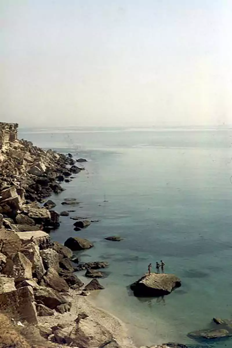 Скалы, 4 мкр, на берегу Каспийского моря.