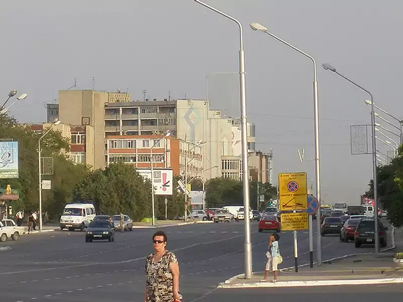 Вид на центральную дорогу вдоль 6 микрорайона города Актау (шевченко)
