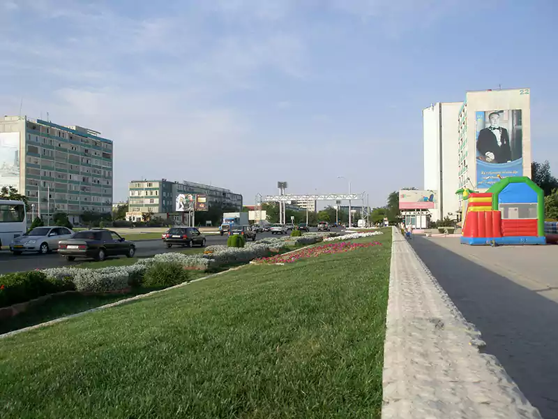Вид на центральную дорогу между 11 и 12 микрорайонами города Актау (Шевченко)
