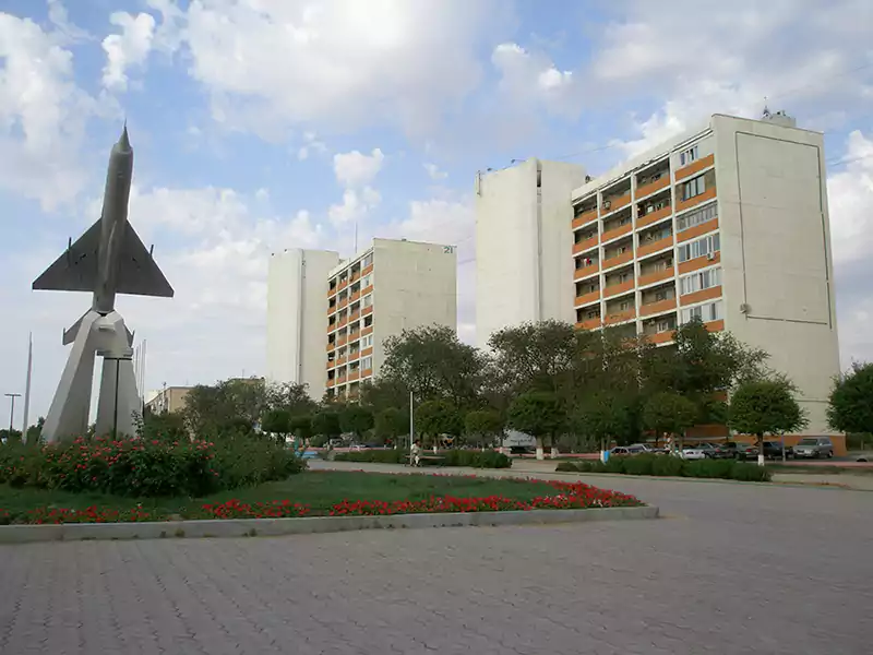 Памятник МИГ21 в сквере Победы в городе Актау (Шевченко)
