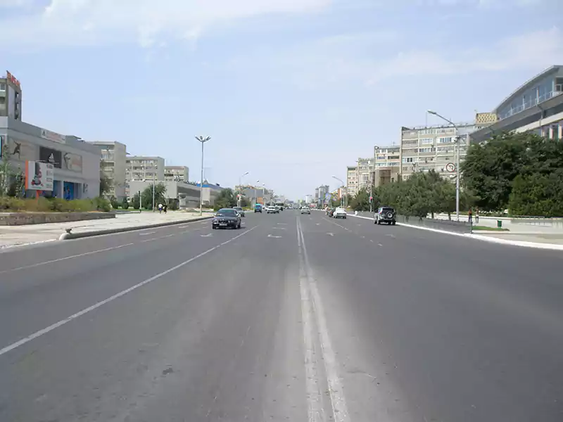 Вид на центральную дорогу между 5 и 6 микрорайонами города Актау (Шевченко)