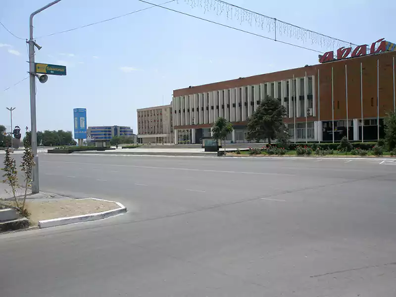 Вид на бывшую центральную площадь и дом культуры имени Абая в городе Актау (Шевченко)