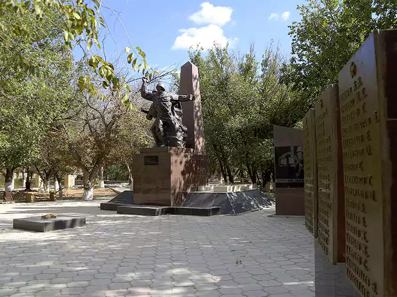 Памятник участникам Великой отечественной войны в городе Форт-Шеваченко