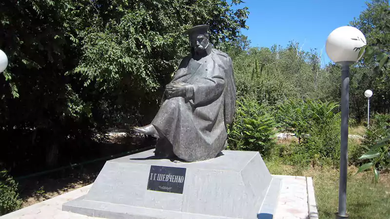 Памятная скульптура Т. Г. Шевченко в городе Форт-Шеваченко, 2009 год